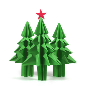 在白色背景下分离的绿色工艺纸的折纸圣诞树