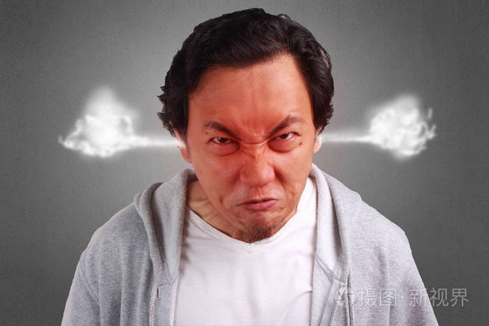 年轻的亚裔男子身穿白衬衣和夹克愤怒的表情, 脸转红.加里的背景.