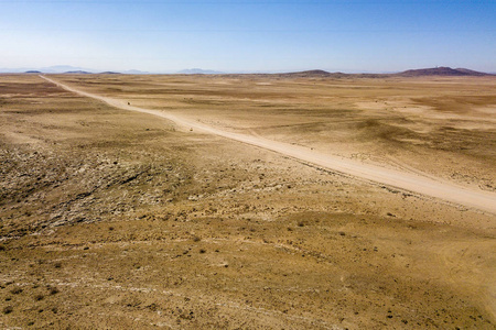 纳米比亚 Kries 东南 C14 附近戈壁沙漠的道路