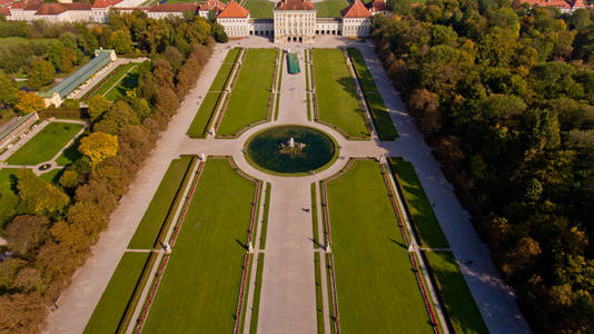 宫殿和公园合奏的鸟图宁芬堡在慕尼黑