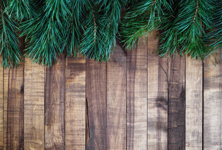 老式的圣诞木板背景与冷杉树枝。文本的空间。平躺