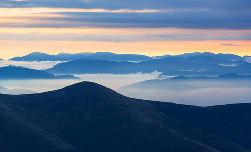 蓝色山剪影在早晨。从山顶上的高山景观