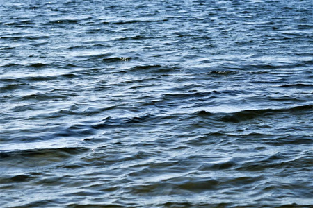 清澈的湖水中有波浪