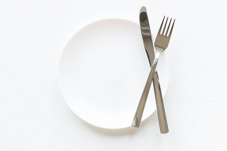 白色背景上的空盘子和餐具