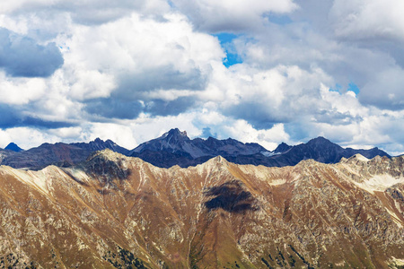 前往北高加索区域从9月俄罗斯卡拉恰伊切尔克斯地区捷别尔达自然保护区的 Dombay 度假村上滑雪站上的高加索地区看高加索山