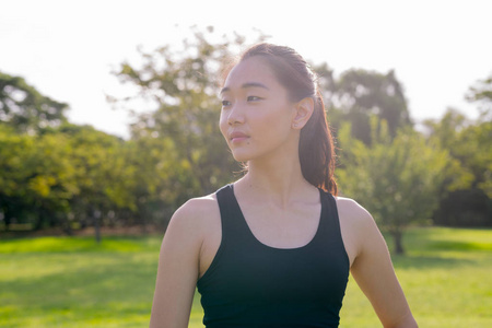 美丽的中国妇女的画像准备在公园里锻炼