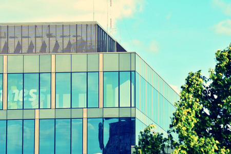 现代办公大楼在晴朗的天空背景下。复古风格的彩色色调滤镜效果