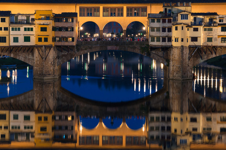 到了晚上，意大利佛罗伦萨庞 vecchio 桥