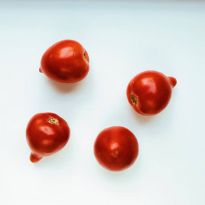新鲜的红色西红柿被隔离在白色背景上。平躺