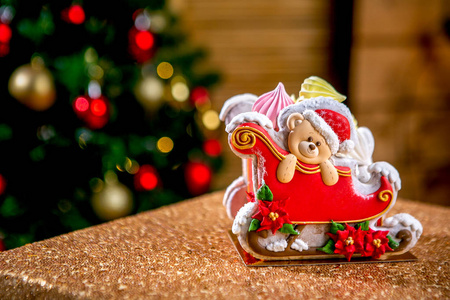 姜饼雪橇与泰迪熊在装饰冷杉树的聚光灯下。假日甜食。新年和圣诞节主题。节日心情