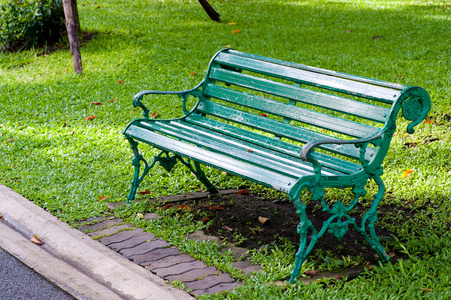 花园里的绿色椅子
