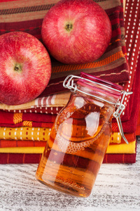 自制苹果酒和木桌鲜果