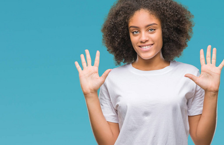 年轻的美国黑人妇女在孤立的背景显示和指向手指数十, 而微笑着自信和快乐