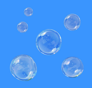 蓝蓝的天空背景上的肥皂泡沫