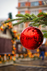红色装饰圣诞树在市集上的球图片