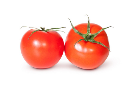 两个新鲜的红番茄