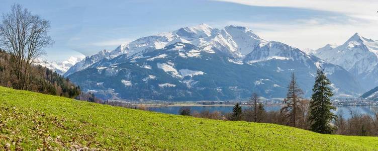 阿尔卑斯山全景与西拉湖。湖和阿尔卑斯山的春天全景在后面