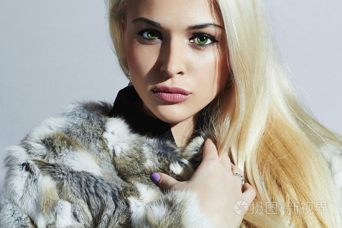 照片 fur.winter 时尚美丽金发的女人.在天然毛皮大衣的女模特的美.