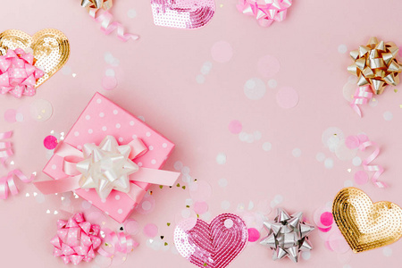 带蝴蝶结和装饰的粉红色礼品盒