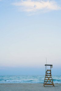 夕阳下沙滩上的救生瞭望塔
