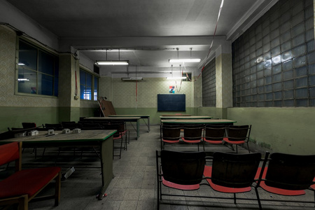 被遗弃的会议室里的一所学校