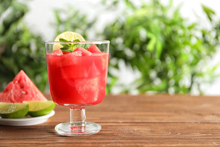 美味的夏日西瓜饮料在桌子上的玻璃上对模糊的背景。文本空间