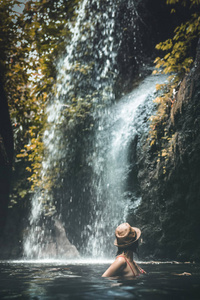 在深丛林与瀑布的年轻妇女游客。真正的冒险概念。巴厘岛