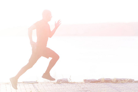 跑步的人。跑步者在户外慢跑。健身运动和减肥概念