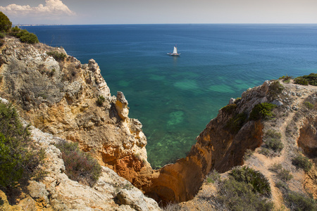 海岸与悬崖在拉各斯在葡萄牙阿尔加维