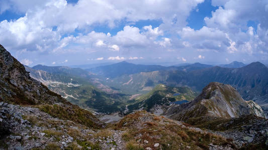 从斯洛伐克塔特拉山脉顶部 Banikov 山顶的山脉全景, 在明亮的日子里, 有暴风雨的云彩逼近