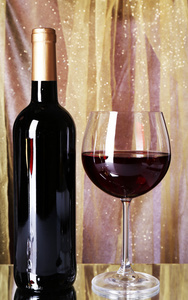 红葡萄酒杯和瓶