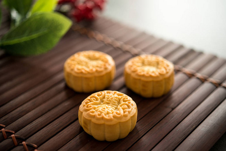 月饼传统上是在中秋节吃的糕点。月饼中的汉字代表英语中的 莲花糊