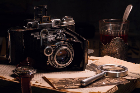 经典的静物与旧的相机, 放大镜和腕表躺在桌子上