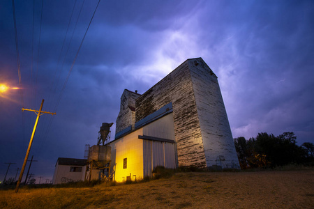 雷电风暴加拿大农村谷物电梯农村