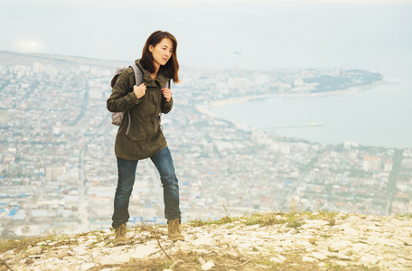 年轻的徒步旅行者在高地的女人