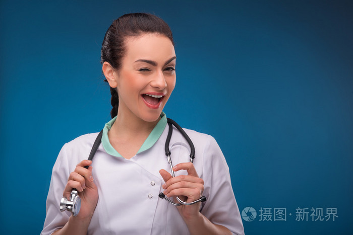女医生用听诊器照片-正版商用图片08rqxr-摄图新视界