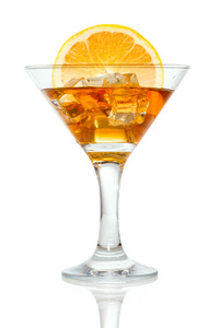 杯威士忌加冰和橙色，白色背景上孤立