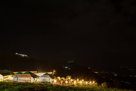 帐篷和背景天空和山脉的夜晚景色