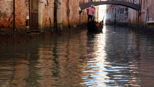 吊船和运河在威尼斯，意大利