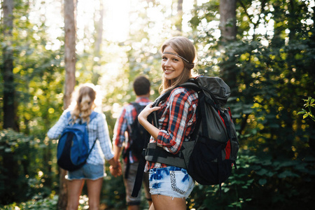 在森林里徒步旅行的朋友