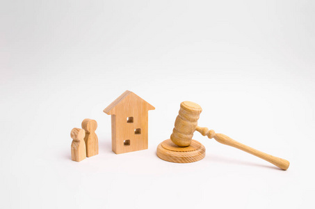 木制公寓与人, 钥匙和法官锤在白色背景。住宅楼宇租户及业主的法律及规例的概念。公寓