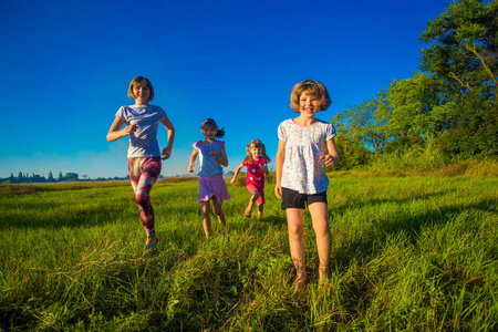 大群孩子们在夏季的蓝天背景下奔跑