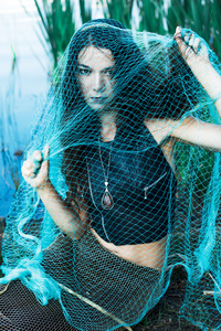 疯女人美人鱼在绿色的网
