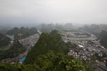 一个小费希尔镇在亚洲中国在黎明天日出和夜与许多山和山