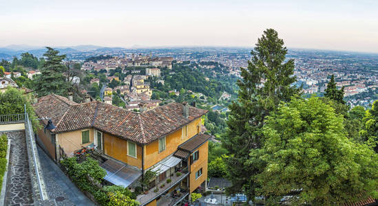 意大利伦巴第市的全景夏日美景。从 Funicolare Vigilio 上站看旧城区 心