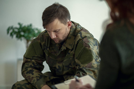 士兵坐着和他的心理医生谈话