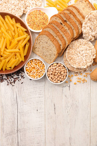 木桌上无麸质食品面筋的选择