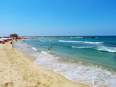 迷人的地中海景色。特拉维夫的海岸。以色列最大城市的海滩。2018年夏天