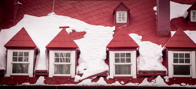 红色屋顶雪