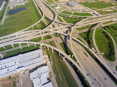 高速公路通往城市天空的美国运输方式